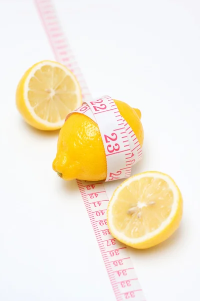 Zitrone und Klebeband Maßnahmen isoliert auf weißem Hintergrund — Stockfoto
