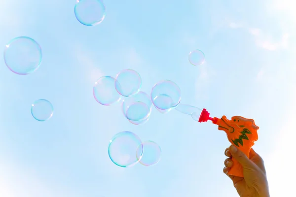 Прозрачные пузыри над небом — стоковое фото