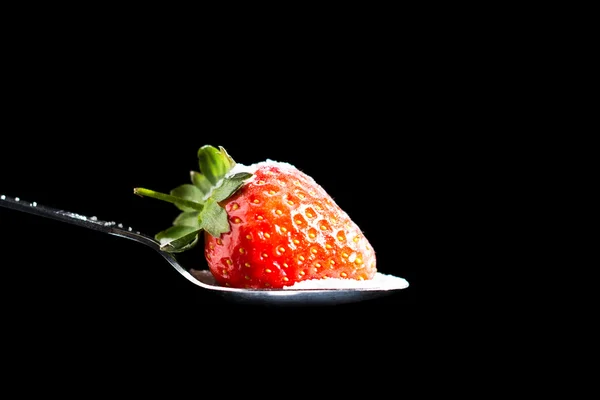 Jordgubbar och socker — Stockfoto