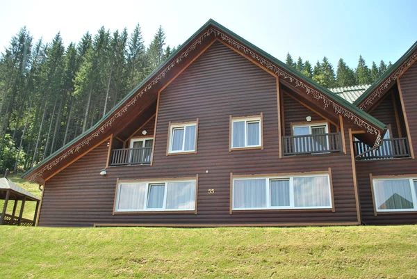 Belle case in legno in montagna Foto Stock