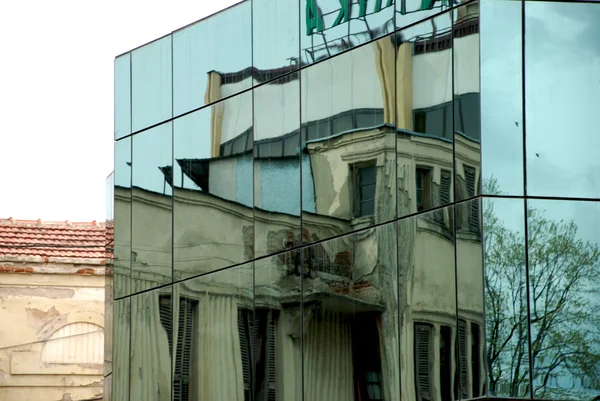 Moderne glazen gebouw in Macedonië. — Stockfoto
