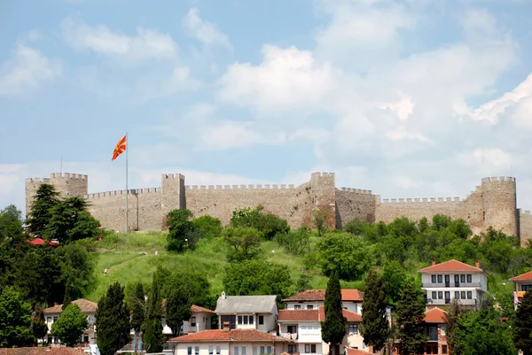 Samuel pevnost, makedonská vlajka a části staré části města ohrid. — Stock fotografie