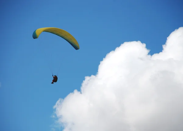 Požitek z oblohy. paragliding v Makedonii — Stock fotografie