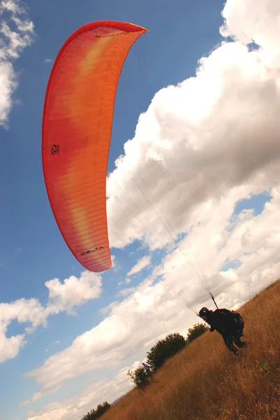 Paragliding - genot van de hemel. — Stockfoto