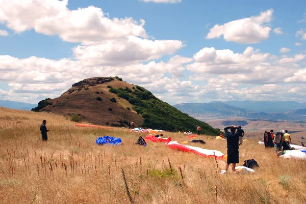Preparation for enjoyment. Paragliding in Macedonia. — Stock Photo, Image