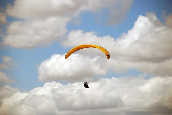 Yüksekten keyfi. yamaç paraşütü Makedonya. — Stok fotoğraf