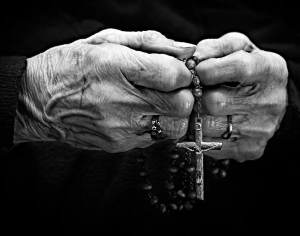 Стара жінка руки з розарієм — стокове фото