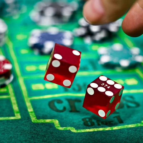 Két dobókocka a craps szerencsejáték játék — Stock Fotó