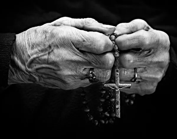 Vecchia donna mani con un rosario Immagini Stock Royalty Free