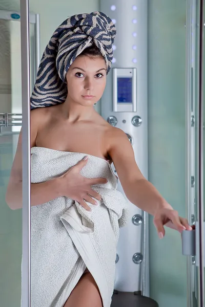Menina bonita depois de um banho em uma toalha branca — Fotografia de Stock