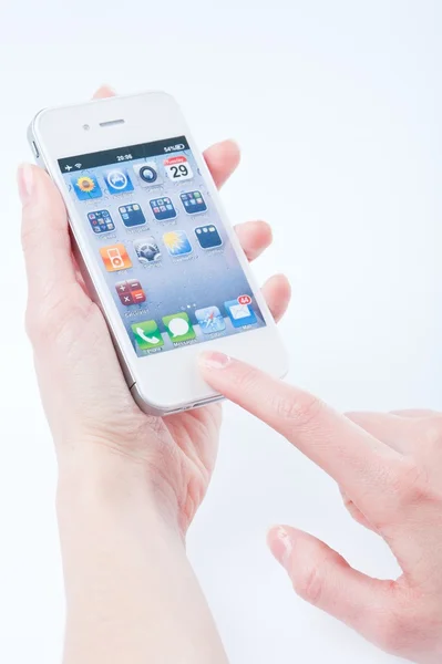 Las manos femeninas con la manicura mantienen blanco iphone 4 sobre blanco —  Fotos de Stock
