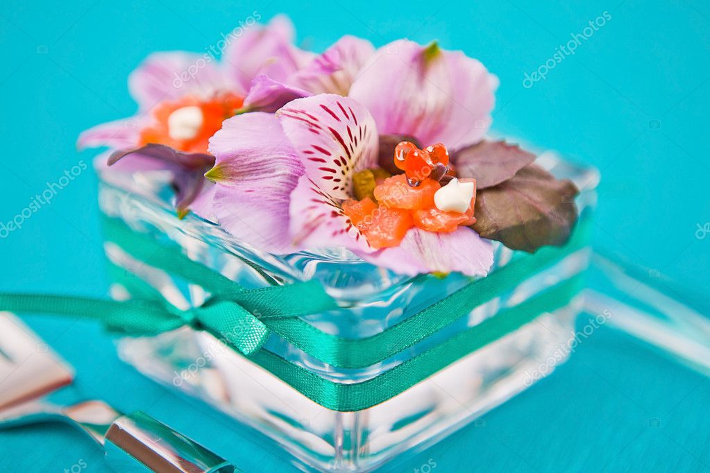 Fiori In Un Piatto Di Vetro Con Fette Di Pesce Foto Stock