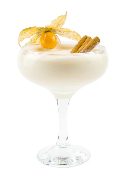 A delicious milkshake with a cape gooseberry and cinnamon — Stock Photo, Image