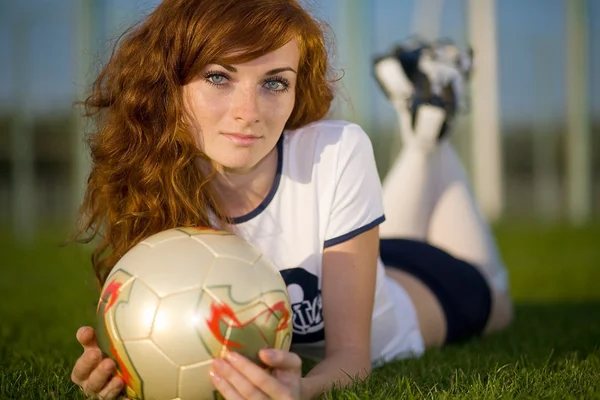 Saludable hermosa chica con pecas en el campo de fútbol —  Fotos de Stock