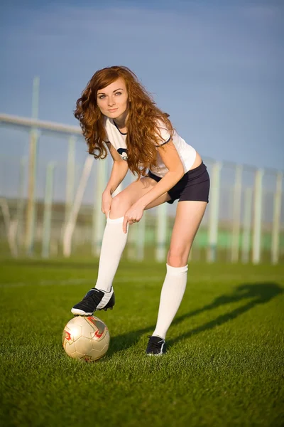 Terve kaunis tyttö pisamia jalkapallokenttä — kuvapankkivalokuva