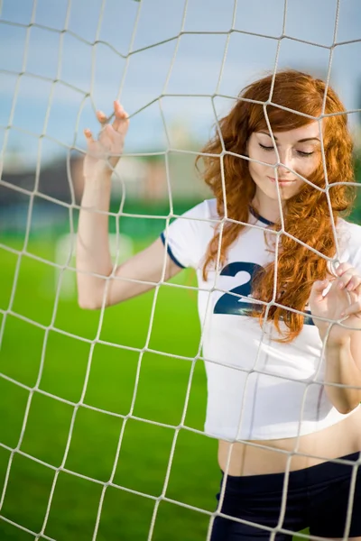 Saludable hermosa chica con pecas en el campo de fútbol —  Fotos de Stock