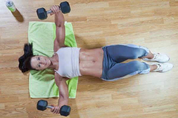 Athletic trainer shows examples of exercises in the gym — Stock Photo, Image