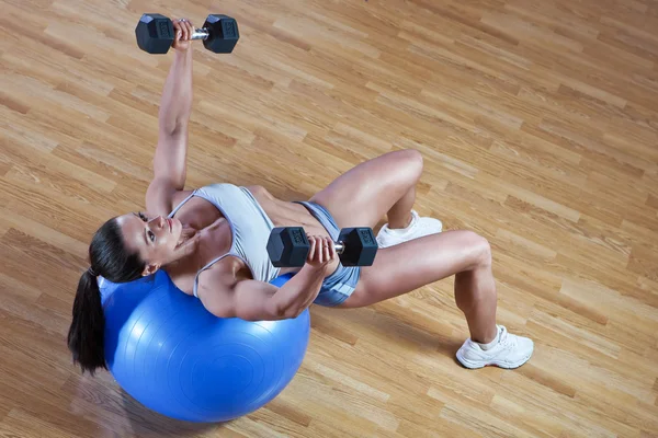 Athletiktrainer zeigt Beispiele für Übungen im Fitnessstudio — Stockfoto