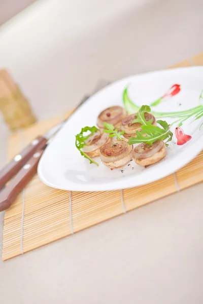 Vegetarisk måltid på skålen i en restaurang — Stockfoto