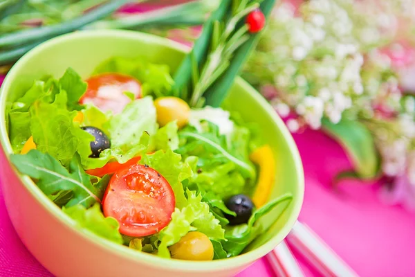 Tigela com uma salada na mesa — Fotografia de Stock