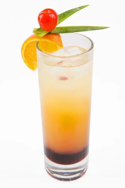 Ένα νόστιμο δροσιστικό κοκτέιλ με φέτες πορτοκαλιού και ένα cher — Φωτογραφία Αρχείου