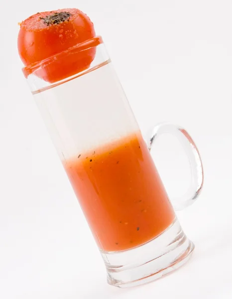 Un delicioso chupito con tomate cherry y pimienta encima — Foto de Stock