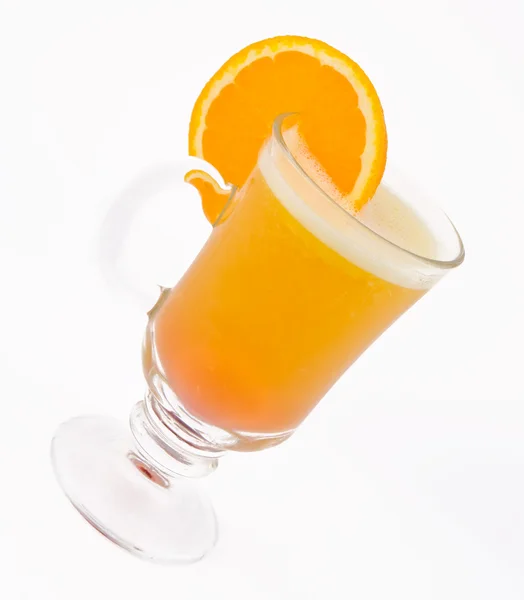 Ένα γευστικό κοκτέιλ από χυμό πορτοκαλιού σε ένα ποτήρι ζέσεως παιχνίδι δια — Φωτογραφία Αρχείου