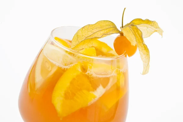 Ένας νόστιμος συνδυασμός από πορτοκάλι και λεμόνι σε ένα ποτήρι ζέσεως διακοσμημένα — Φωτογραφία Αρχείου