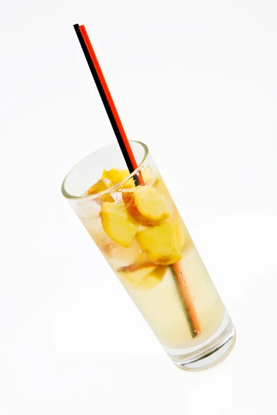 A delicious cocktail with apple slices in a glass beaker with tw — Stock Photo, Image