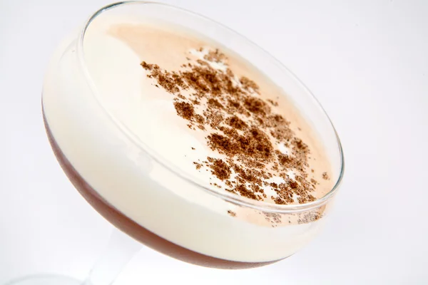 Ein köstlicher Milchshake mit Kaffee im Glasbecher — Stockfoto