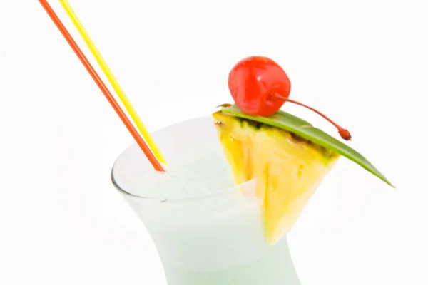 Ένα απολαυστικό milkshake σε ποτήρι ζέσεως γυαλί διακοσμημένο με μια φέτα o — Φωτογραφία Αρχείου
