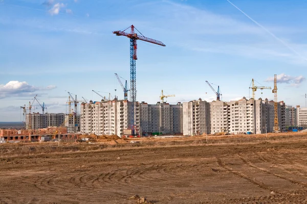 A construção de vários grandes edifícios de apartamentos residenciais — Fotografia de Stock