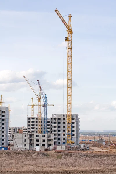 A construção de vários grandes edifícios de apartamentos residenciais — Fotografia de Stock