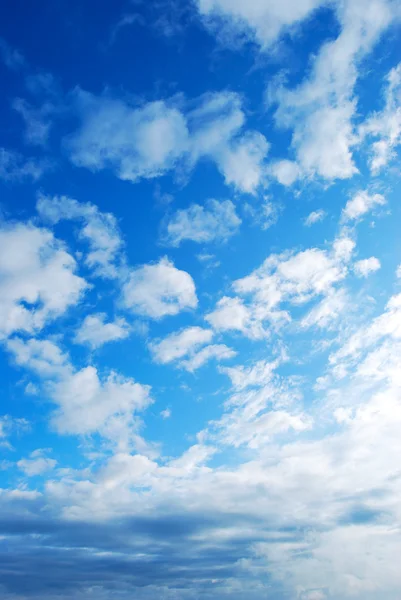 Skyer på den blå himmelen – stockfoto