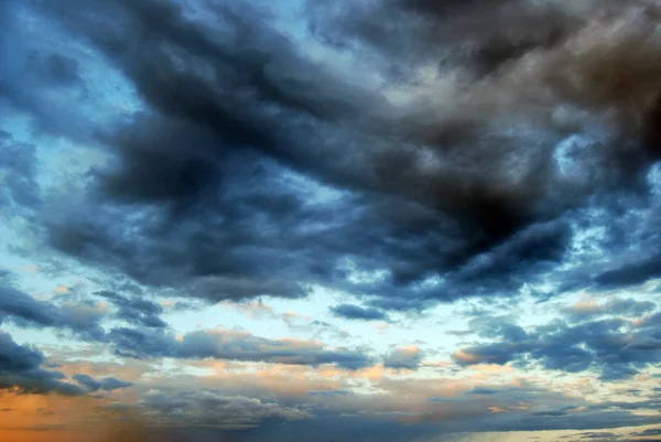 Хмари на блакитному небі Стокове Фото