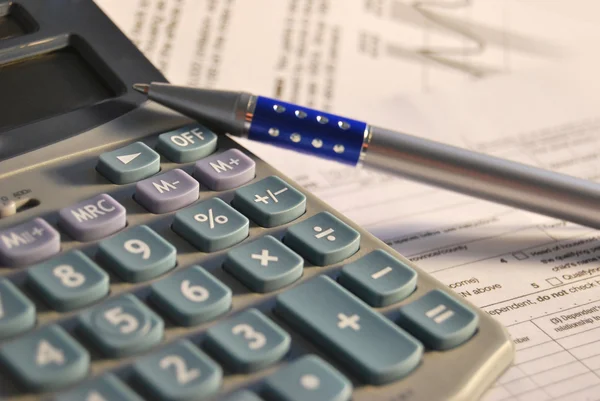 Податковий калькулятор і ручка — стокове фото
