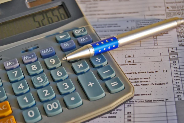 Calculadora fiscal e caneta — Fotografia de Stock