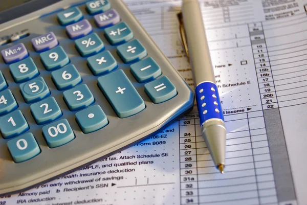 Belasting calculator en pen — Stockfoto