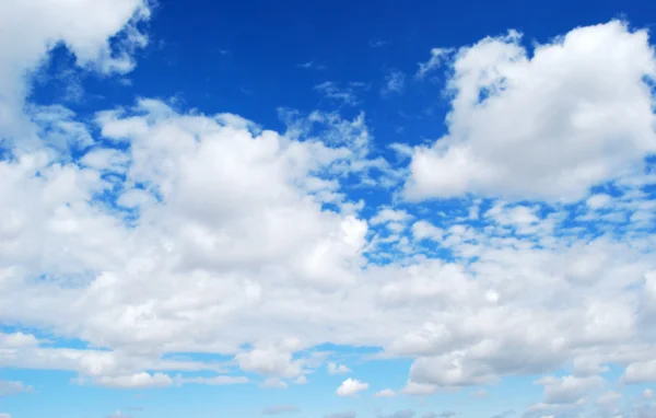 Hjorteblå himmel og skyer – stockfoto