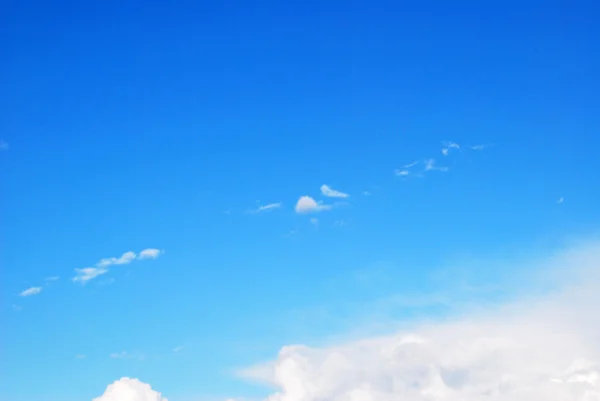 Herten blauwe lucht en de wolken — Stockfoto