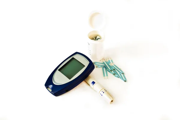 Beyaz bir arka plan üzerinde test kiti (Şeker Ölçüm) diyabet — Stok fotoğraf