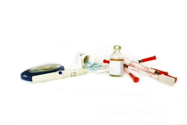 Kit de pruebas de diabetes (glucosímetro) sobre fondo blanco Imágenes de stock libres de derechos