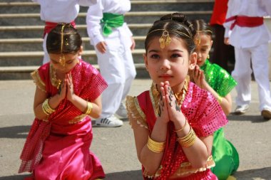 23 Nisan çocuk Festivali için Hint kıyafetleri içinde dans çocuklar öğrenci