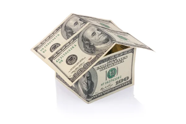 Huis gebouwd met geld dollarbiljetten geïsoleerd met uitknippad — Stockfoto