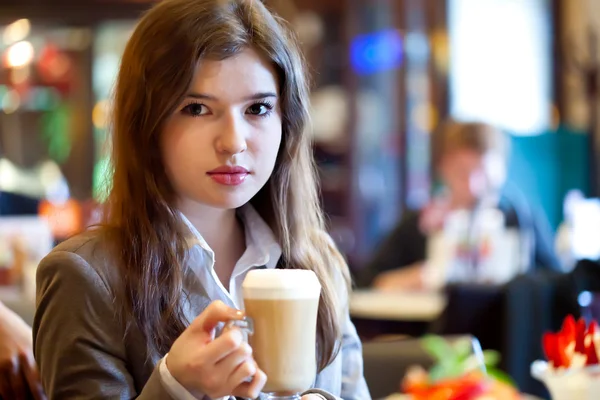 Dziewczyna z filiżanką kawy — Zdjęcie stockowe