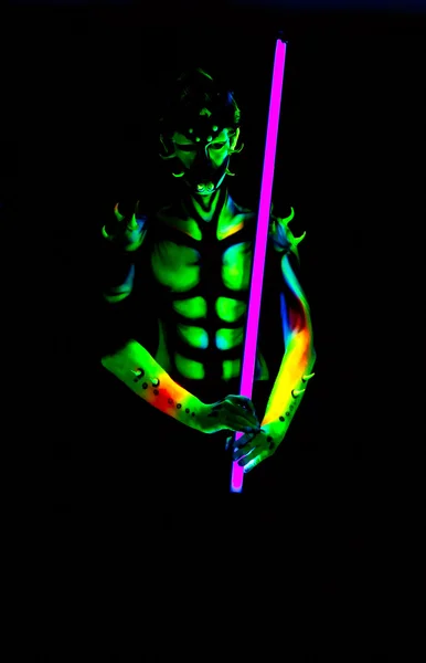 Homem com bodyart fluorescente — Fotografia de Stock