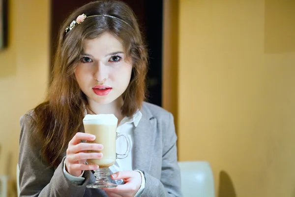Junge brünette Frau trinkt Kaffee — Stockfoto