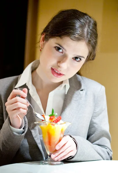 Młoda dziewczyna jest jeść deser — Zdjęcie stockowe