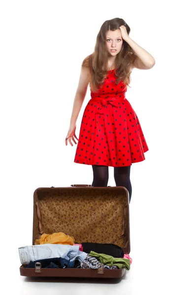 年轻少女与一个已打开的手提箱 — 图库照片