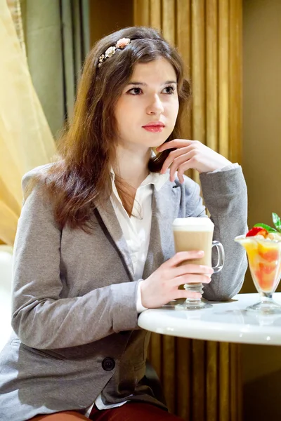 Mladá bruneta žena pije káva — Stock fotografie